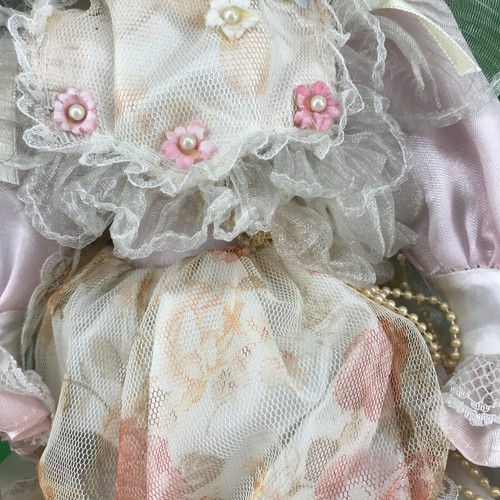 Bambola con testa, mani e piedi in porcellana, capelli neri e vestito in tulle. - Foto 5 di 12