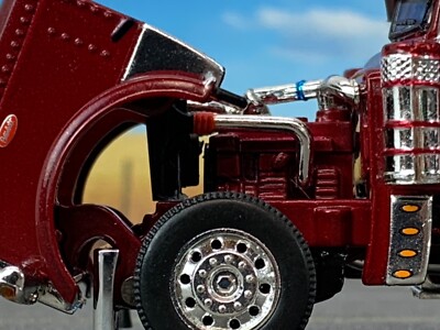 Modellino DCP Peterbilt 389 Borgogna 1/64 Con Cuffia Tetto Medio E Coda Di Balena - Usato, Nuovo Da Factory Package