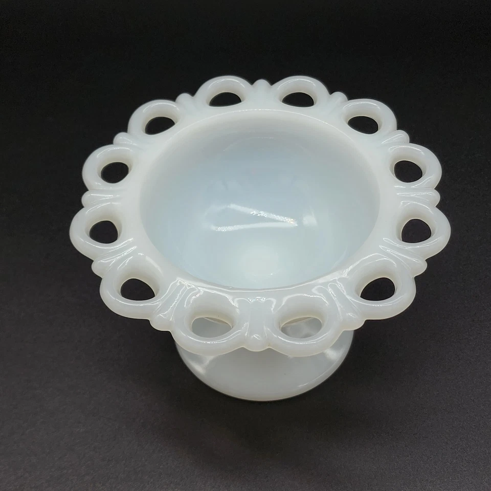 Plato de compota pedestal borde vieira encaje abierto vidrio leche Anchor Hocking 3,2" de alto Foto 2 de 4
