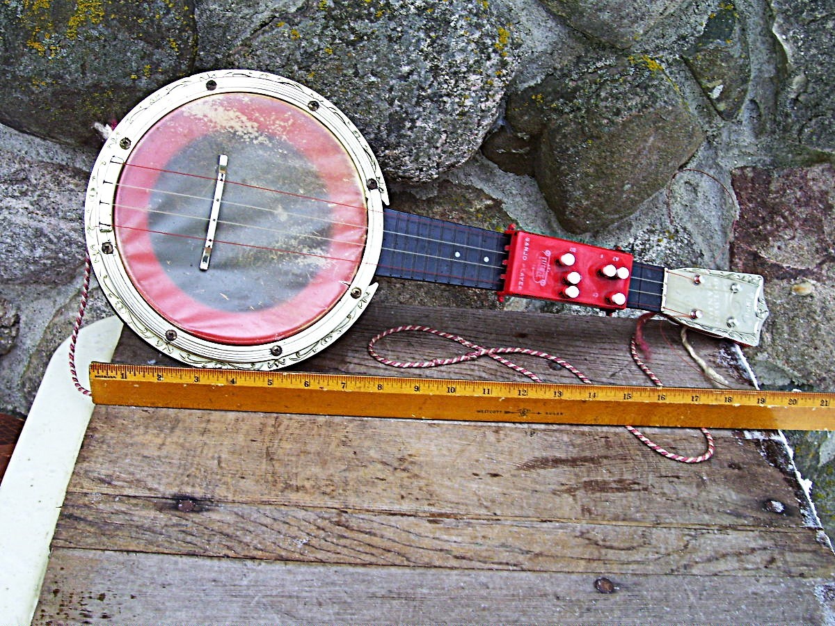 SELDOM SEEN  1950s EMENEE TOY GOLDEN BANJO ~  W/CASE  & CHORD  PAYER  ATTACHMENT