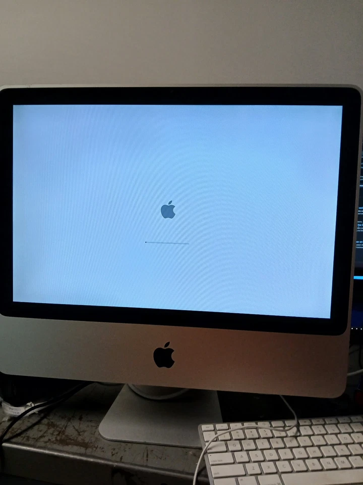 LIKE NEW 2009 iMac all in one - Image 2 of 4