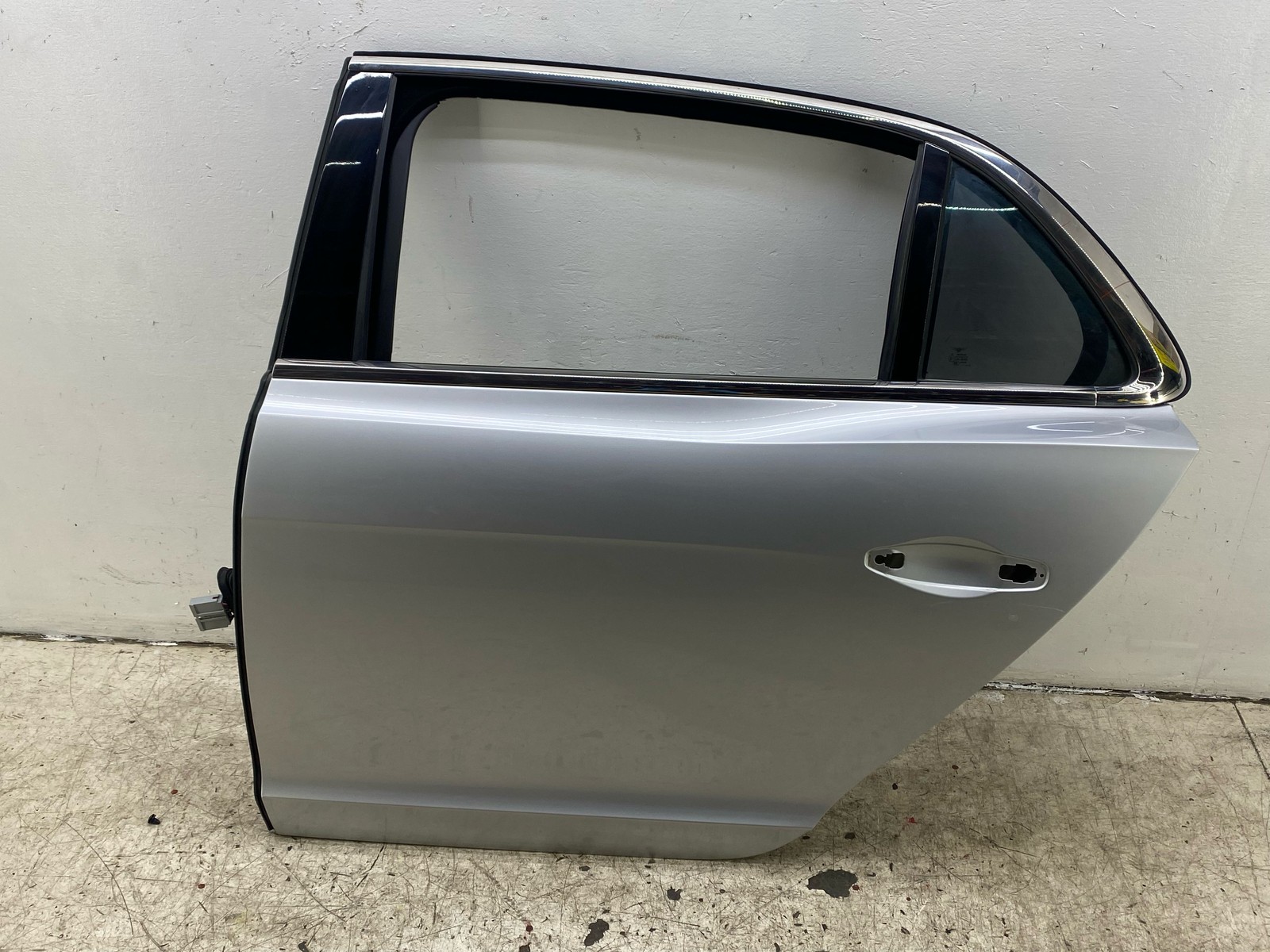 2014-2019 BENTLEY FLYING SPUR REAR LEFT DOOR SHELL SILVER FROST METALLIC(6770)