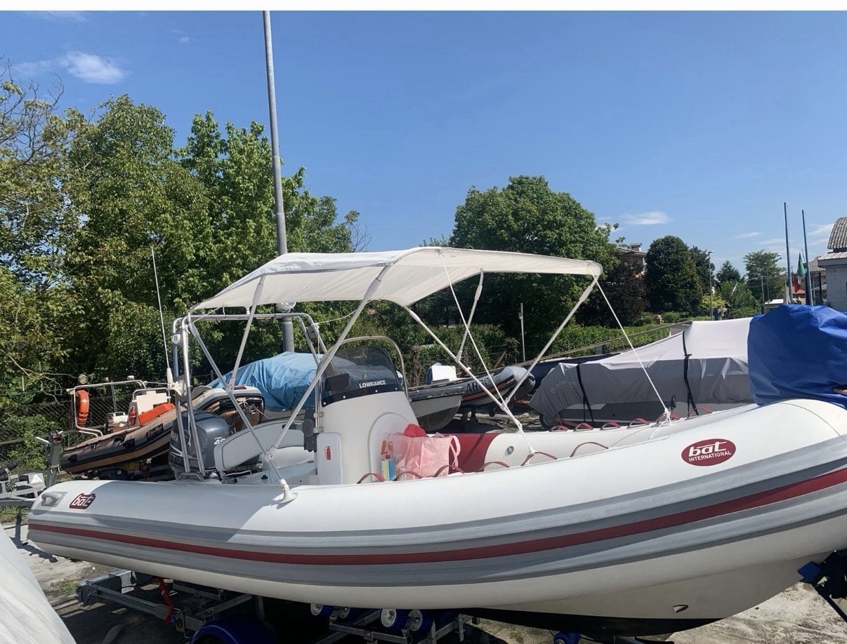 BAT Gommone bianco/rosso con Yamaha 40 4T fuoribordo e console Lowrance foto 4