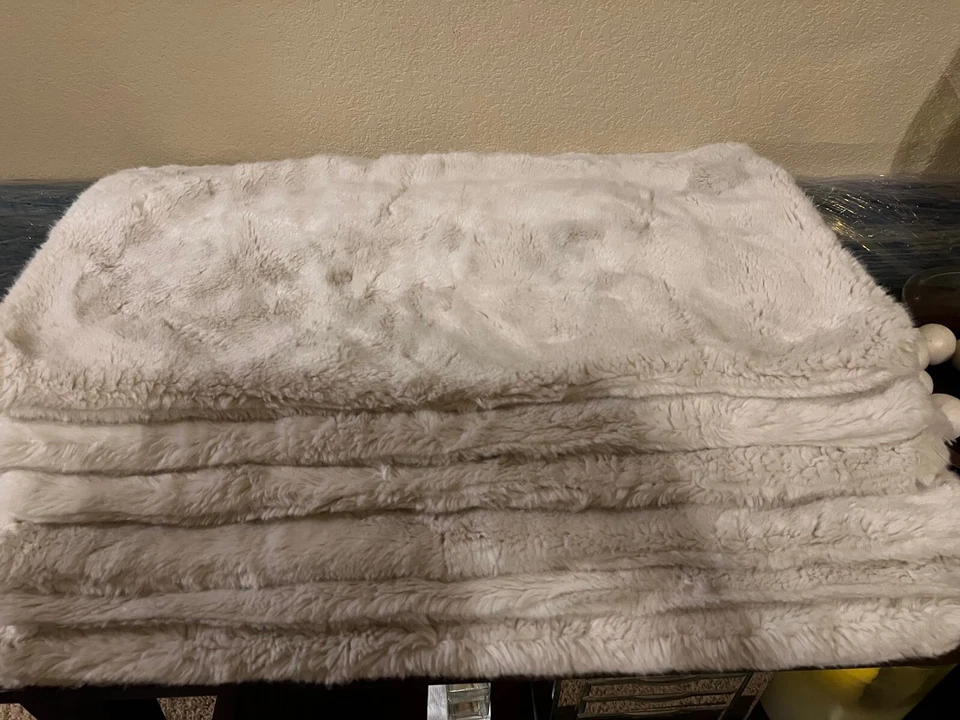 POTTERY BARN * IVORY FAUX FUR ALPACA LUMBAR PILLOW COVER * 16” X 26” NWOT - Image 2 of 4