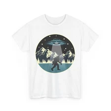 Bigfoot Abduction Shirt, Sasquatch & UFO Alien Bigfoot Lovers T-Shirt