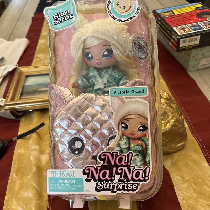 Na! Na! Na! Glam Series Victoria Grand with Metallic Purse 2-in-1 Fashion Doll
