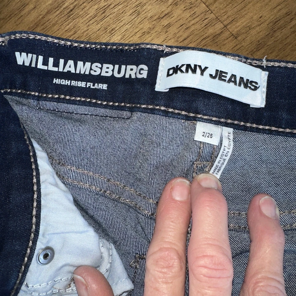 Pantalones de mezclilla DKNY Williamsburg tiro alto acampanados lavado oscuro para mujer 2/26 28” entrepierna Foto 2 de 4