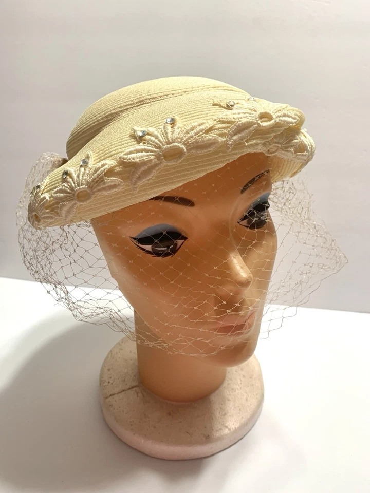 Sombrero de Paja Margarita Crema Off White con Acentos de Estrás Velo de Encaje Iglesia Boda Foto 3 de 4