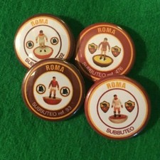 Subbuteo set 4 spillette spille badge Roma player spare ref. 93 476 502 LW HW
