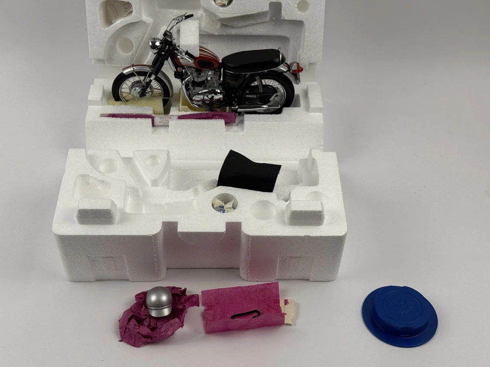 FRANKLIN MINT 1969 TRIUMPH BONNEVILLE 1:10 SCALE DIECAST MOTORCYCLE/BIKE W/BOX - Image 4 of 4