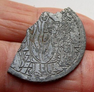 Rare demi bouton de pélerin plat en bronze blanc gravé : Saint Mathurin 33 mm