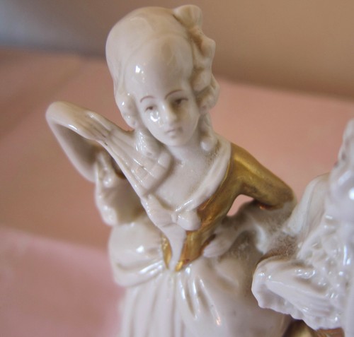 VINTAGE GERMANY 19095 PORCELAIN FIGURINE OF A LOUIS XV COUPLE with gild accents - Picture 4 of 10