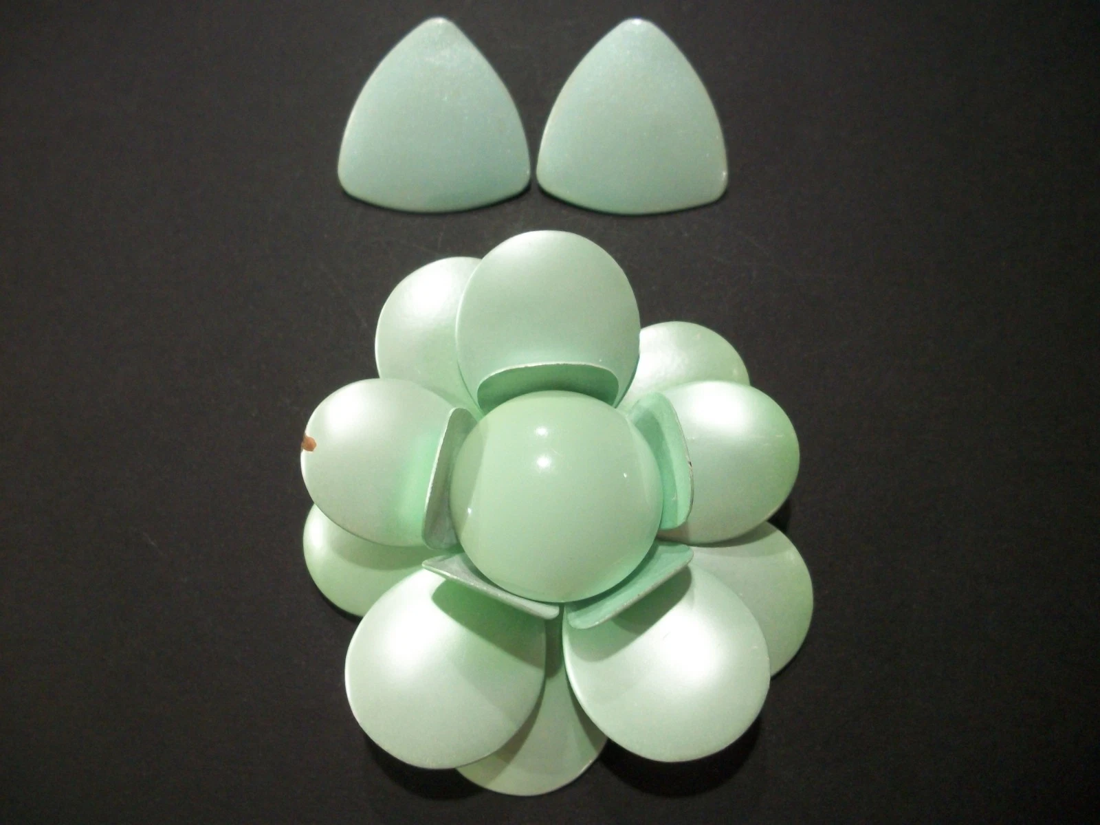 VTG MeTaL ENaMeL*PRETTY IRIDESCENT MINT GREEN*CuRLy LaYeRs 2.25" FLoWeR PiN READ