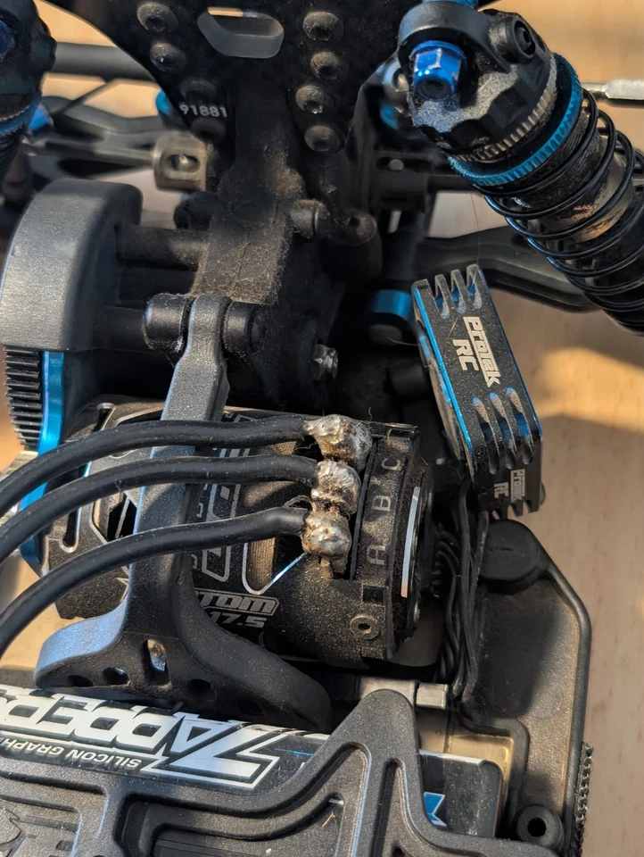 Team Associated RC10 B6.4 1/10 Electric Off Road 2WD Buggy with Electronics - Image 3 of 4