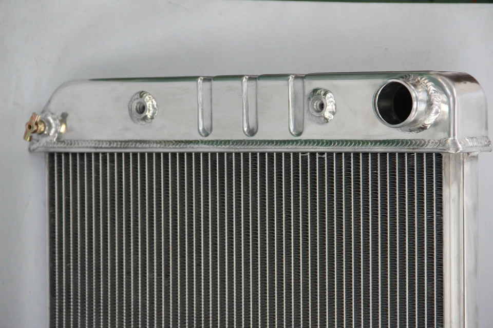 Radiador de aluminio pulido KKS 3 FILAS APTO PARA CHEVY C10 SUBURBAN 1982-86 6,2 L DIÉSEL Foto 2 de 4