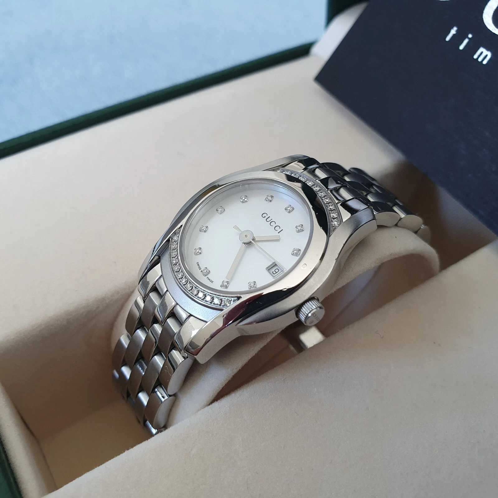 Montre femme Gucci 5500L avec lunette diamantée et index (A265)