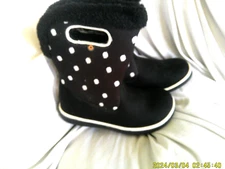 BOGS BLACK DOT PRINT KIDS RAINBOOTS, SIZE 12 YOUTH
