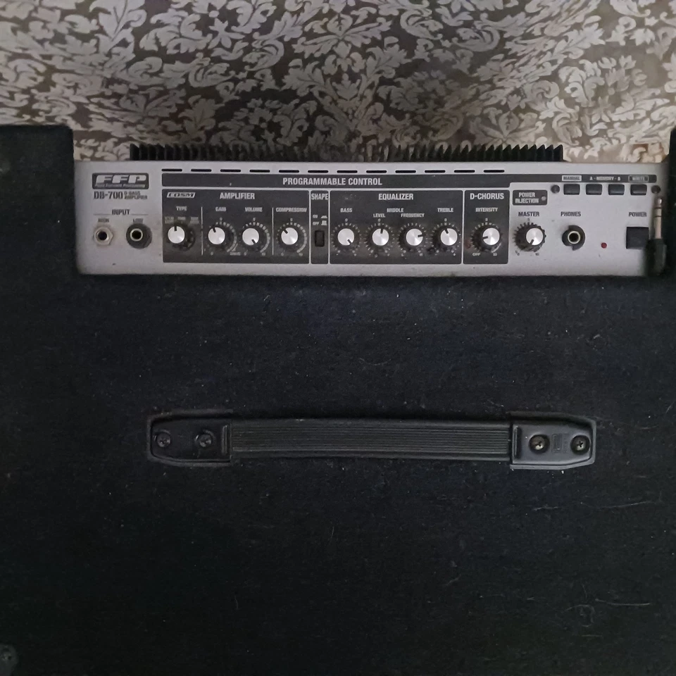 Altavoz Roland Bass Amp 250watts DB-700 D 15" con bocina. Foto 4 de 4