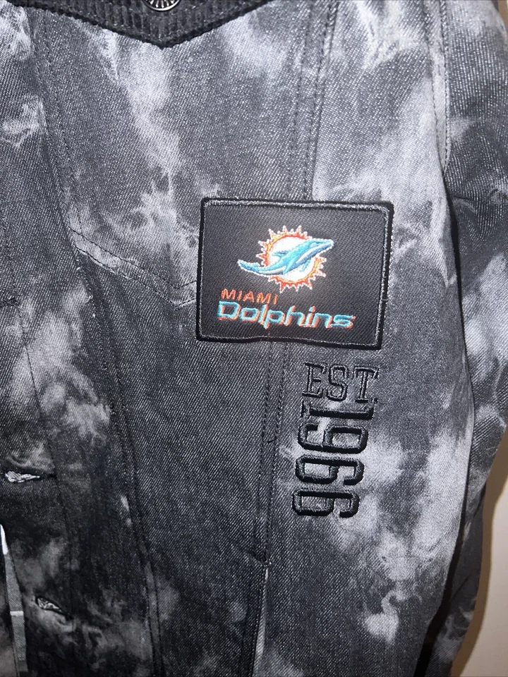 Chaqueta vaquera tie dye mediana de los delfines The Wild Collective Go Fins nueva con etiquetas $130 Foto 3 de 4