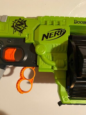 ハズブロ　ゾンビストライク　ドミネーター　ナーフ NERF Zombie Strike DOOMINATOR Blaster with 4 Rotating Drums and 24