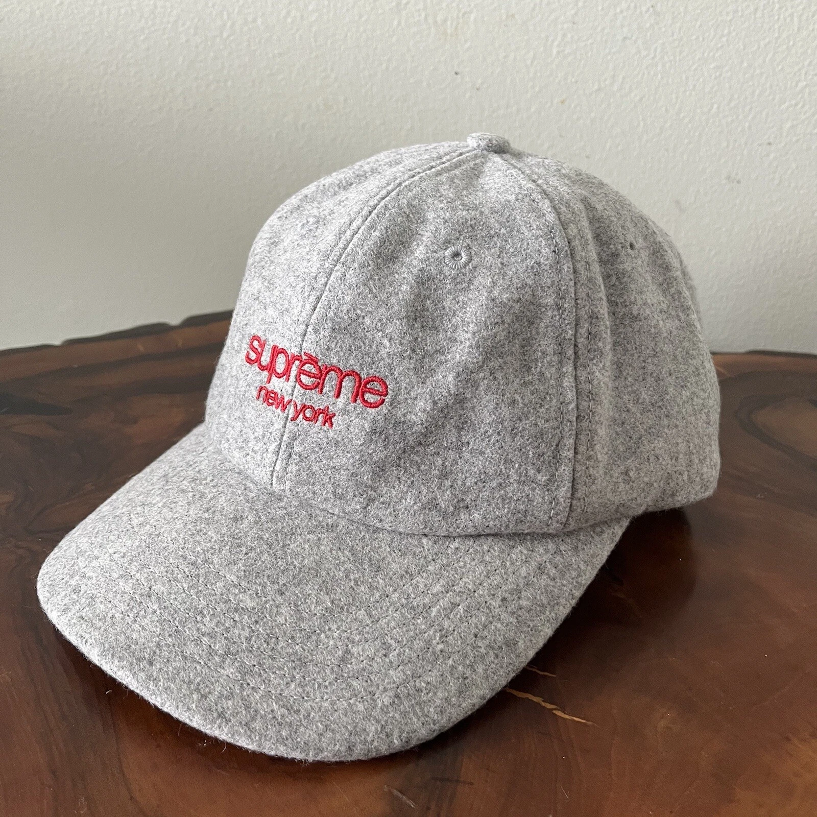 Chapeau logo script laine cirée suprême gris neuf authentique