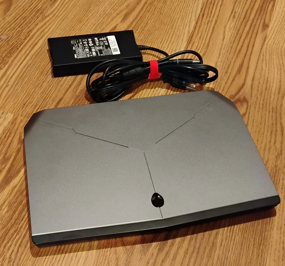 Dell Alienware 13 r1 I5-5200U  256GB / 4GB GFX Boots Works Linux Mint 22.2 - Image 2 of 4