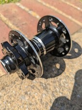 Giant Front Hub, 28 Hole, 15x 100mm Axle. 6 Bolt Disc Fitting.