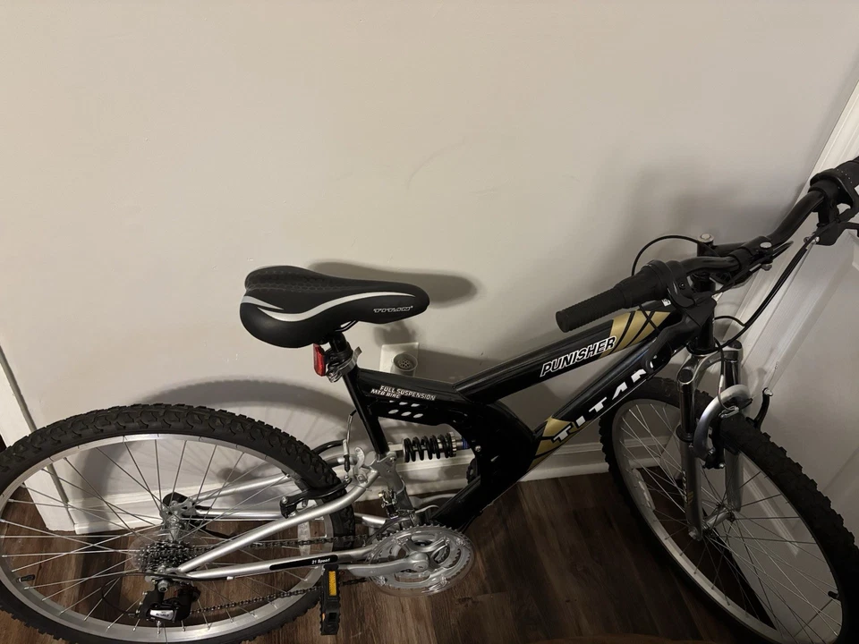 Bicicleta de montaña Titan Bicycles Punisher 21 velocidades cuadro 18" rueda 26" Foto 4 de 4