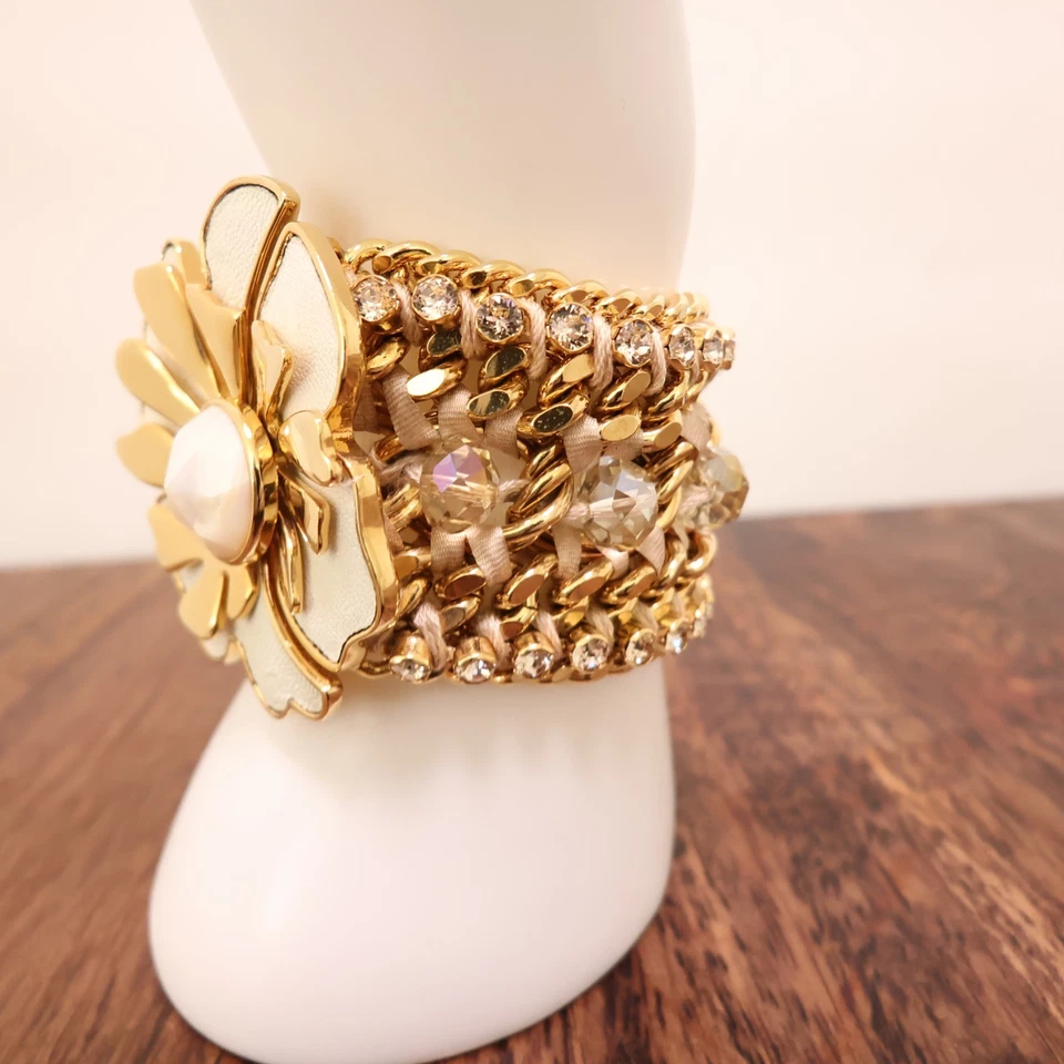 Pulsera Henri Bendel Puño Suave Hibisco Cuero Tejido Firmado Magnético Dorado Foto 3 de 4