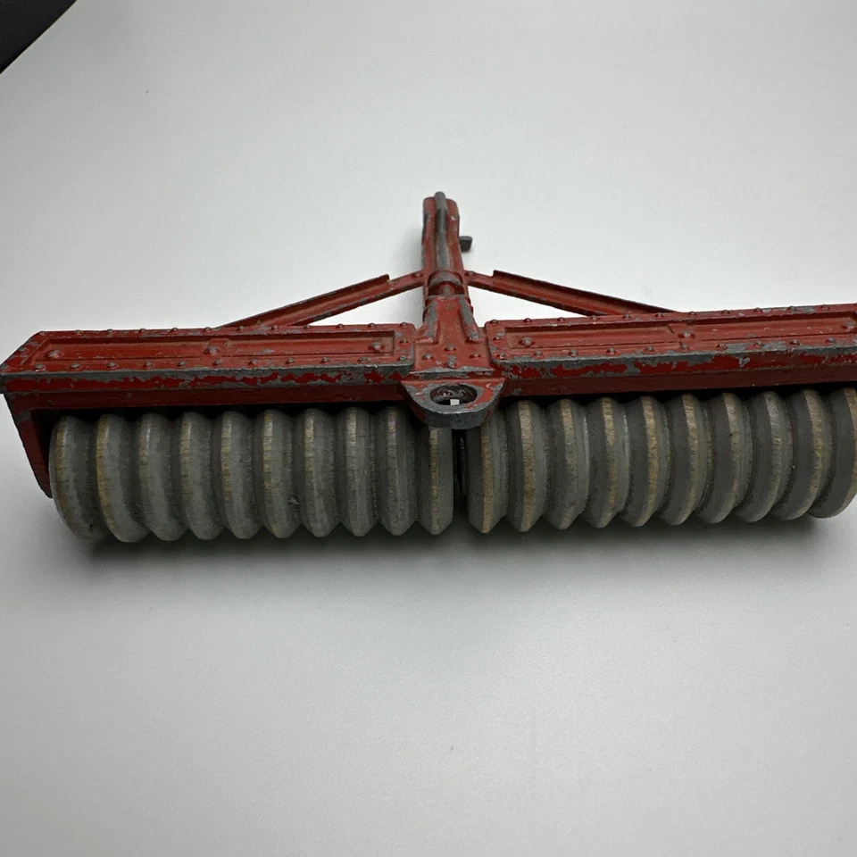 Grada de discos Hubley de colección implemento de granja rojo fundido a presión juguete rodillos de madera 50 Foto 4 de 4
