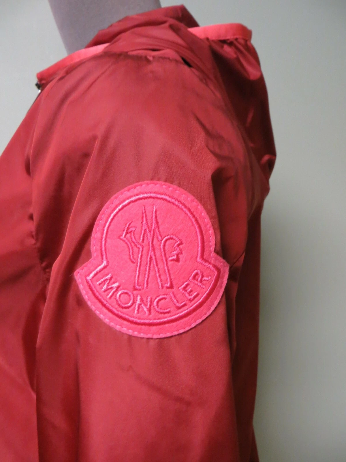 $655 Moncler AUTENTICO Macro Logo Patch Cappuccio Strato Giacca 0 XS Invive Dk Rosso Nylon