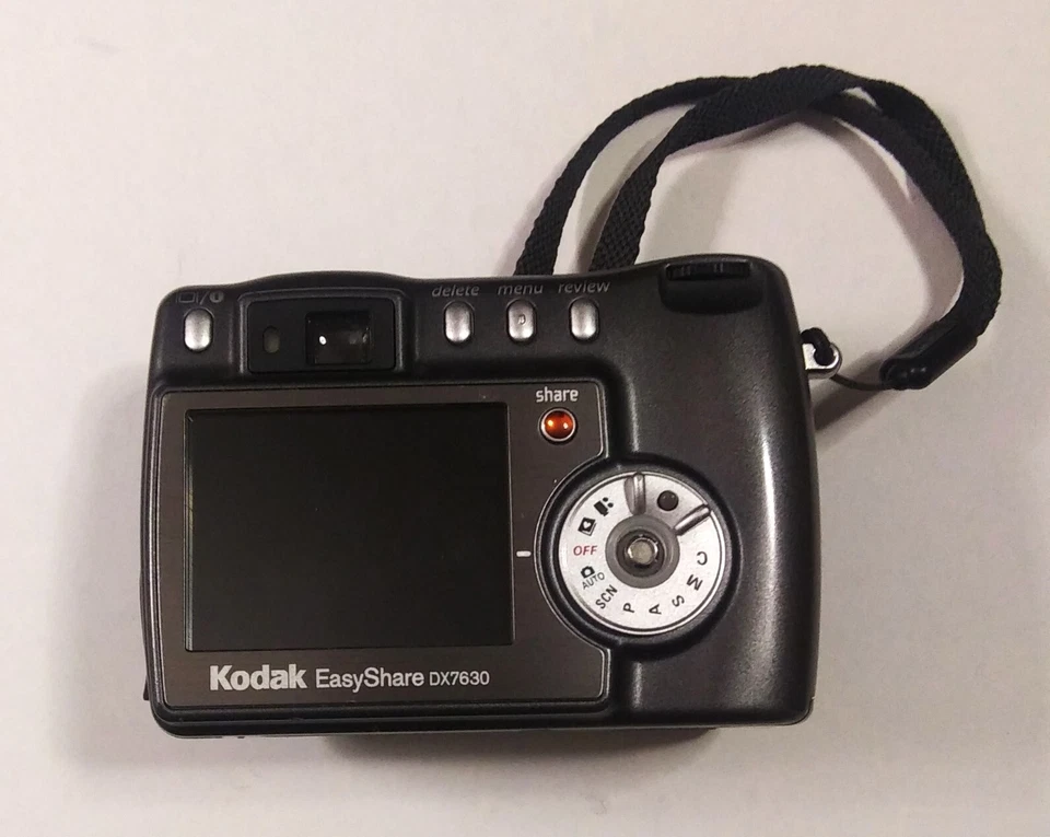 Kodak EasyShare DX7630 Digital Camera + Dock 6000 +Cables +Carry Case +Charger - Image 3 of 4