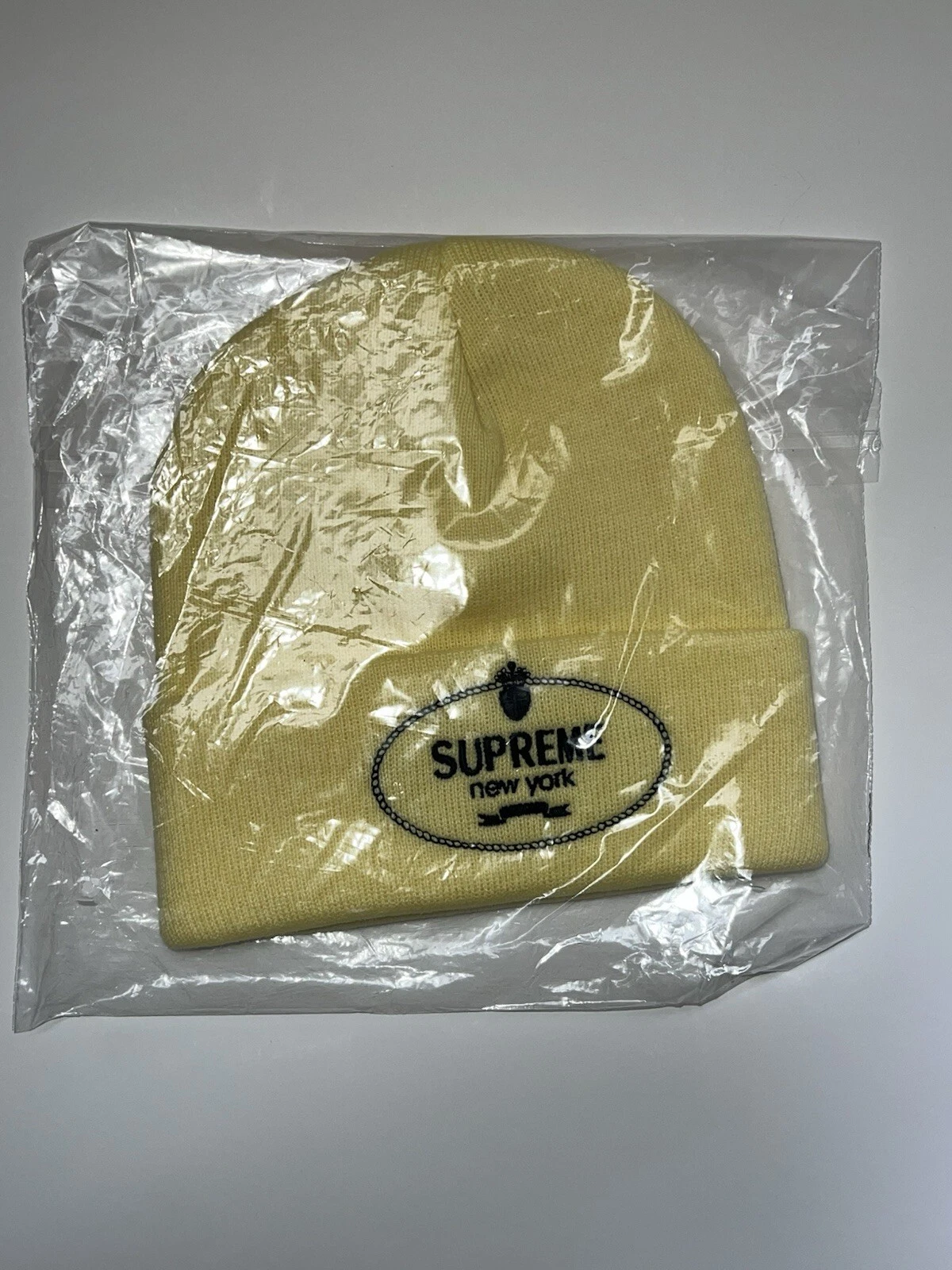 Supreme   Bonnet écusson   Jaune   FW24’   ÉPUISÉ   