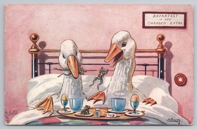 Lustige Postkarte Tuck Oilette anthropomorphe Gänse im Bett Frühstück Frösche essen