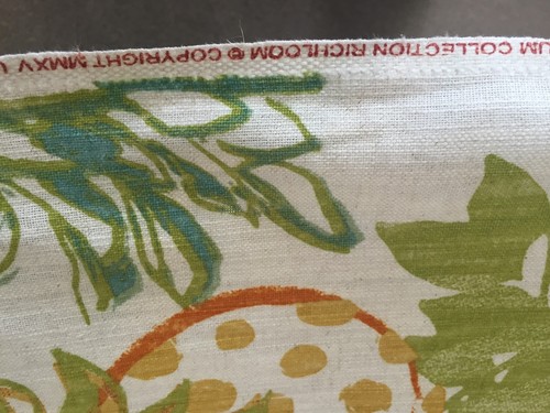 TELA DE MEZCLA DE LINO CON TEMA DE FRUTA RICHLOOM PIÑAS DE ARBOLEDA POR YARDA 54" W - Imagen 4 de 4