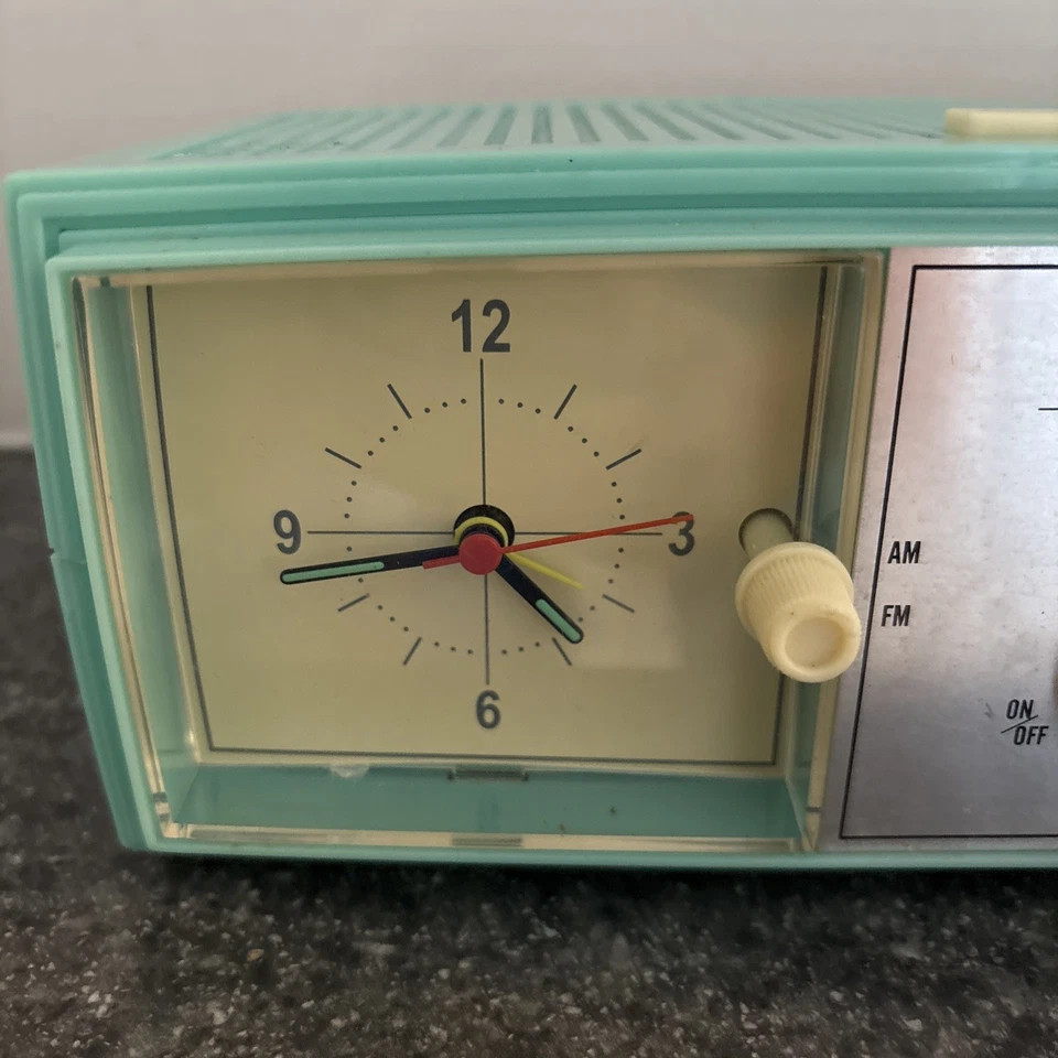 Receptor de radio AM/FM Crosley de colección con alarma CR3004A réplica de radio retro para el hogar Aqua Foto 2 de 4