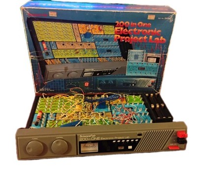 Radio Shack Science Fair 200 In One Electronic Project Lab Kit 28-265 w/Box Vtg