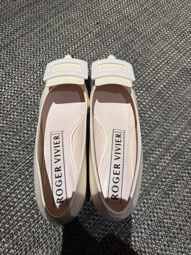 Roger Vivier Ballerinas in Patent Leather. Size 35.5. Worn once!