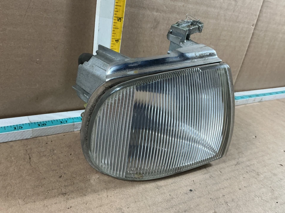 Luz de señal de giro de estacionamiento/esquina lateral derecha del pasajero Infiniti Q45 1990-1993 Foto 2 de 4