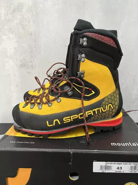 La Sportiva NEPAL CUBE GTX Size 43 Mountaineering Boots with exceptional light