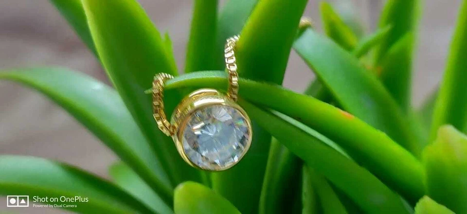 Набор безелей круглой огранки 0,50 карата с подвеской из желтого золота 14 карат с одним бриллиантом - Изображение 2 из 4