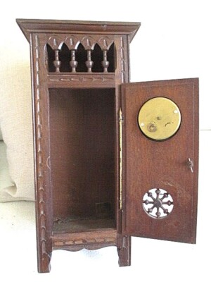 Petite armoire bretonne ancienne de poupées en bois sculpté