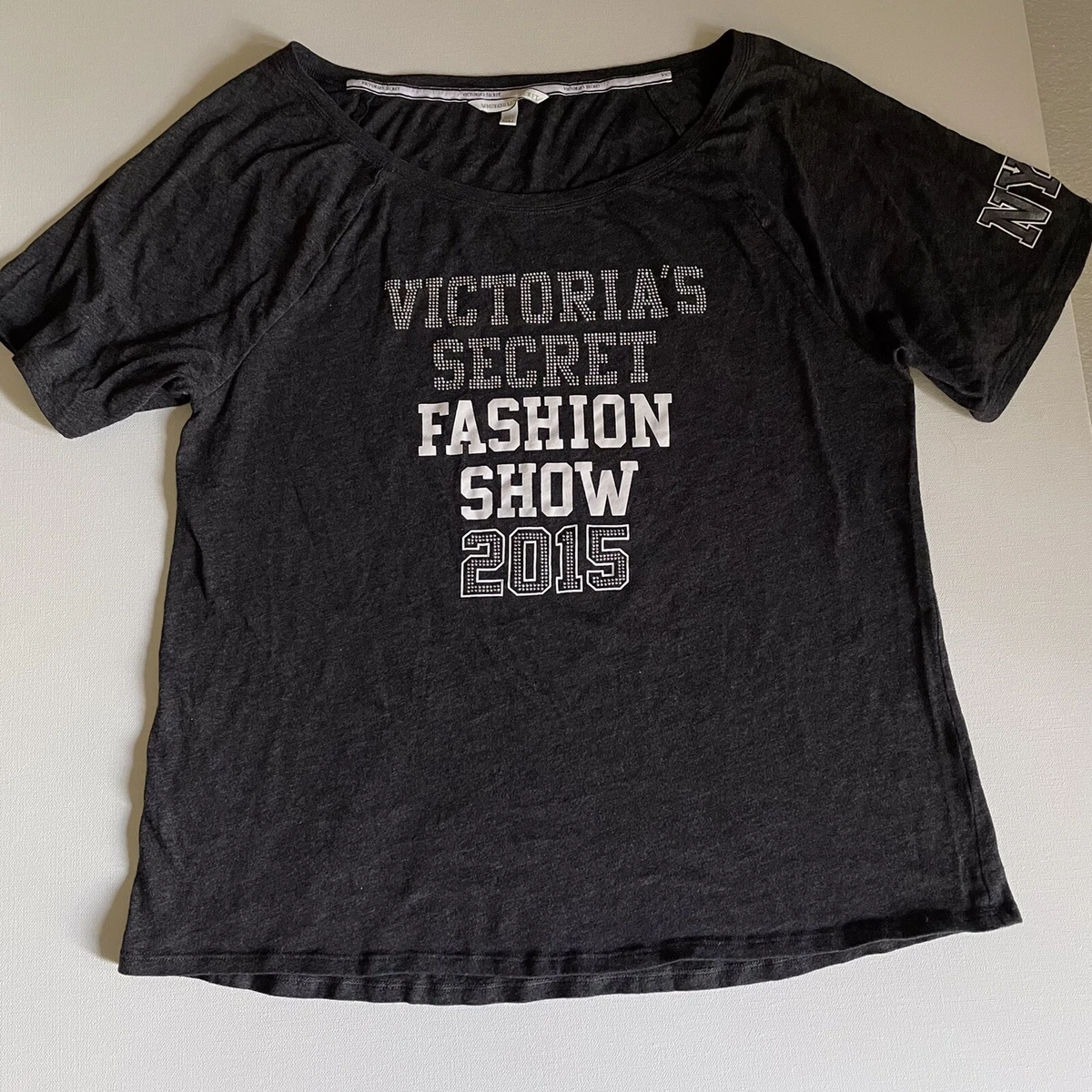T shirt top fashion show