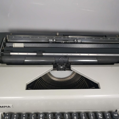 Rare Olympia wide-carriage SM9 Typewriter 1971- UK Keyboard Layout - Picture 3 of 11