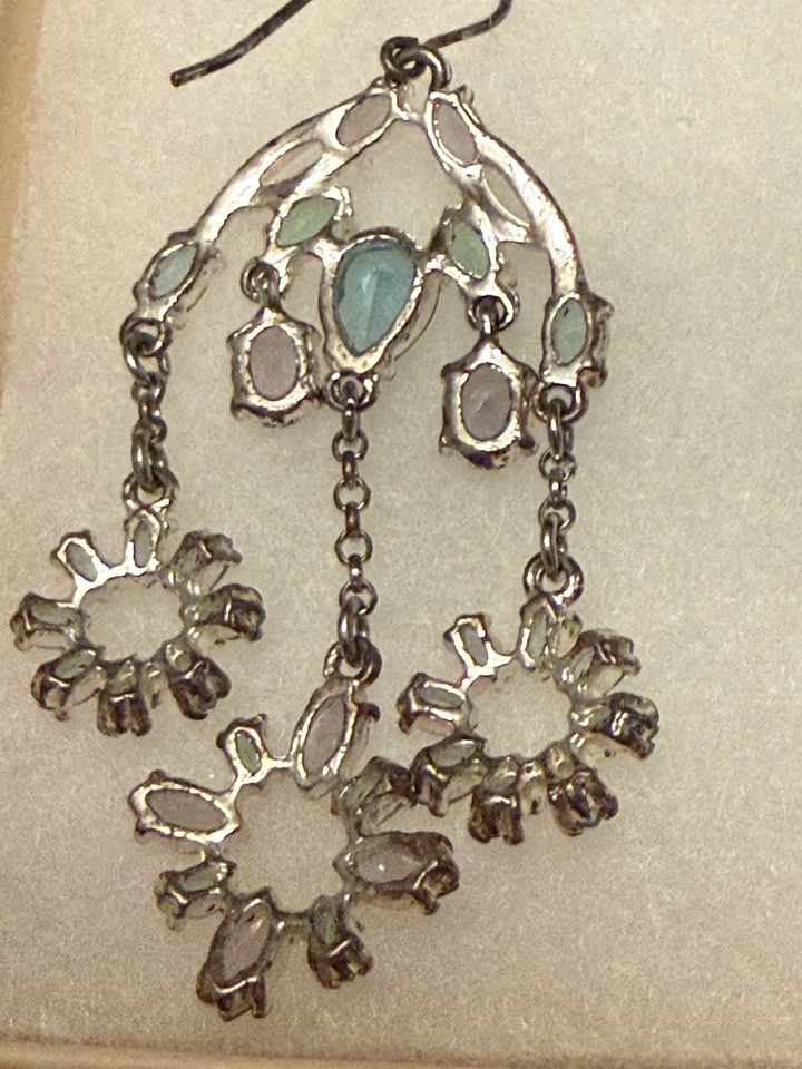 Pendientes Araña Cristal Lavanda Azul Cielo Verde Claro con Metal Tono Plata Foto 4 de 4