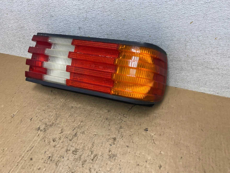 Luz trasera lateral del pasajero derecho Mercedes-Benz W126 1986 a 1991 OEM Q8165 DW Foto 2 de 4