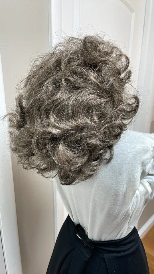 Peluca rizada marrón promedio Paula Young Melody Color 38. Foto 3 de 4