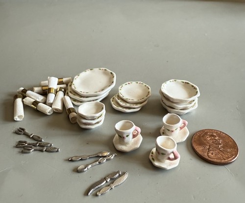 Konvolut Puppenhaus Miniatur Porzellan, Silberbesteck & Servietten