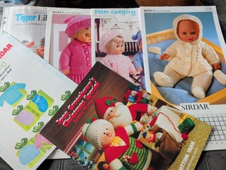 Colección de patrones de tejido para muñecas y juguetes incluye Sirdar