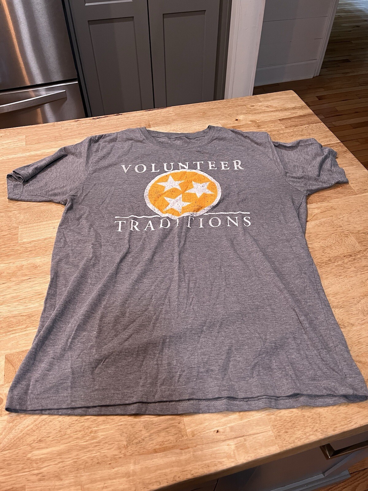 Tennessee Volunteers Gray Flag Mens T-Shirt Medium Size Volunteer Traditions  